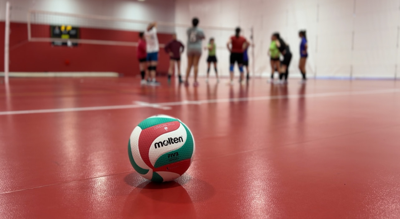 Imagen del club de voleibol líder en Vitoria-Gasteiz en entrenamiento